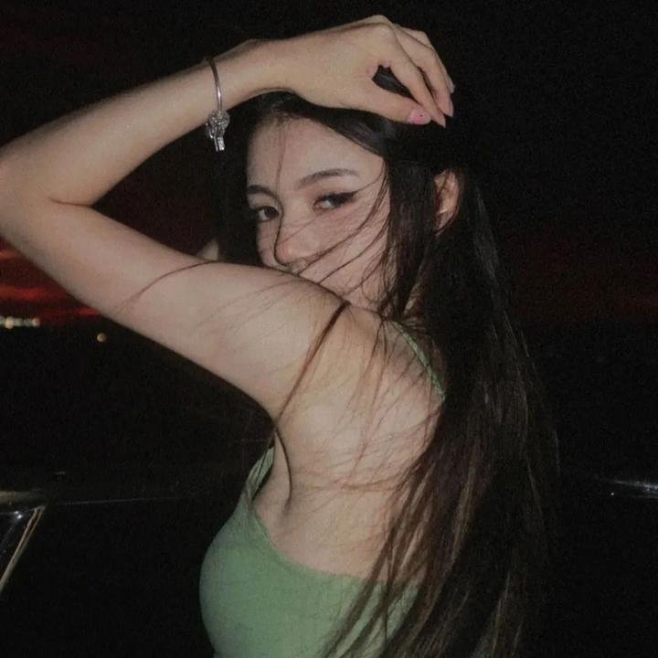 玻璃橱窗中的姑娘